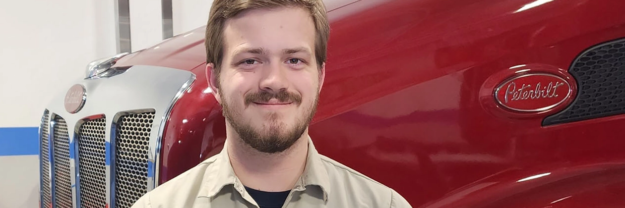 Peterbilt Technician Institute Recognizes 1,000th Graduate - Hero image